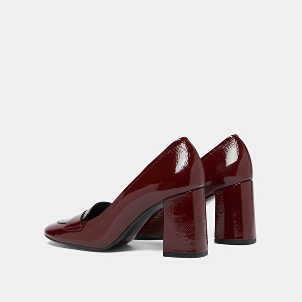 Mocassins &agrave; talons et bouts carr&eacute;s in burgundy pleated patent | BISE