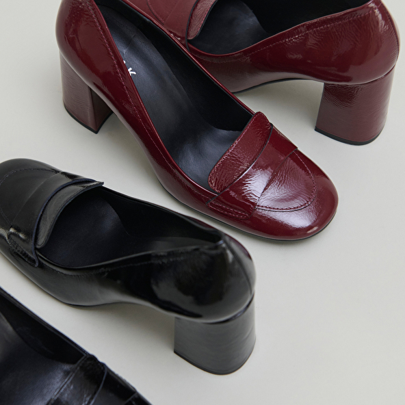 Mocassins &agrave; talons et bouts carr&eacute;s in burgundy pleated patent | BISE