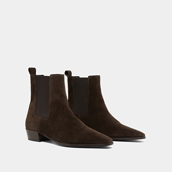 Boots with slight beveled heels and pointed toes in dark brown suede | PAPAYE