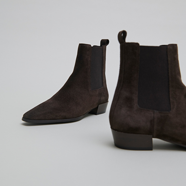 Boots with slight beveled heels and pointed toes in dark brown suede | PAPAYE