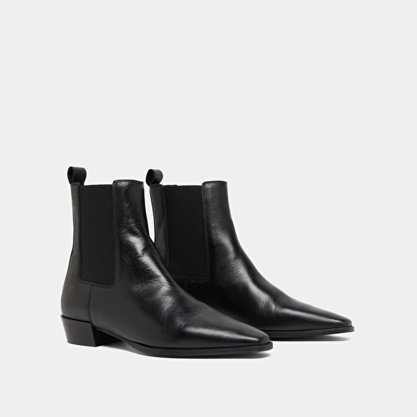 Boots with slight beveled heels and pointed toes in black leather | PAPAYE