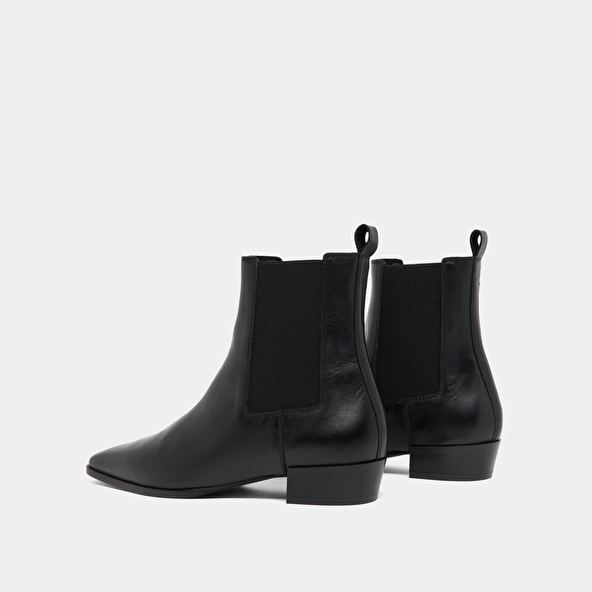 Boots with slight beveled heels and pointed toes in black leather | PAPAYE