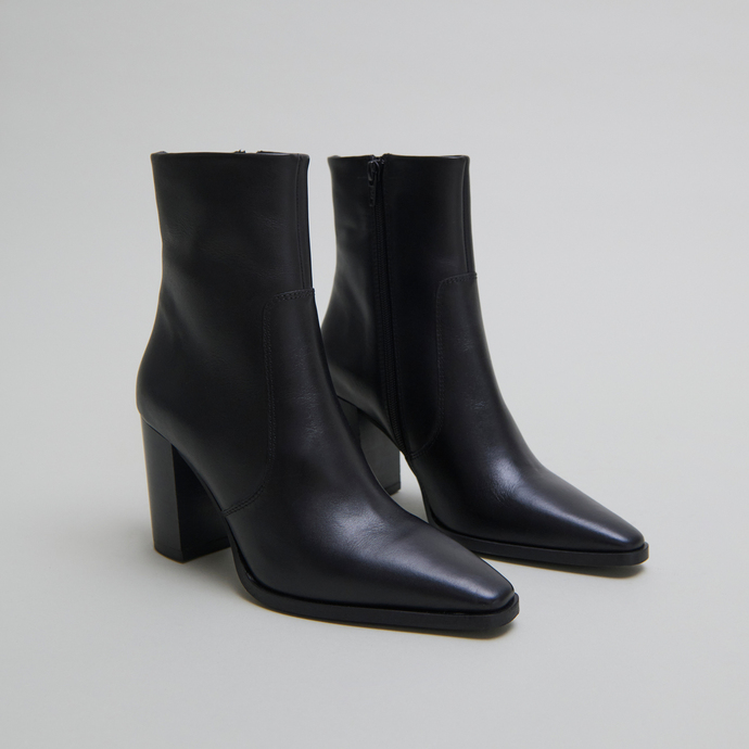 Bottines &agrave; bouts pointus in black leather | PAM
