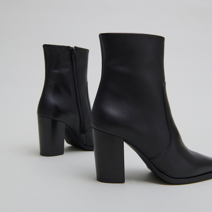 Bottines &agrave; bouts pointus in black leather | PAM
