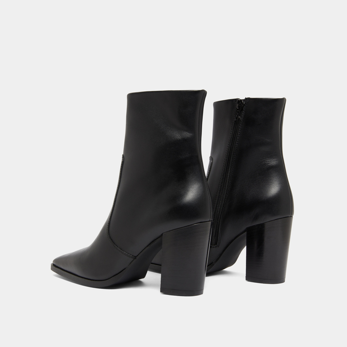 Bottines &agrave; bouts pointus in black leather | PAM