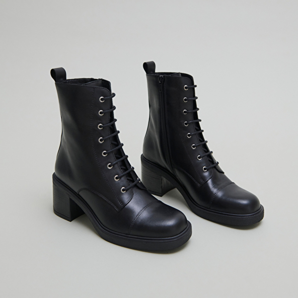 Bottines à lacets et élastiques arrières... in black leather | PANAME