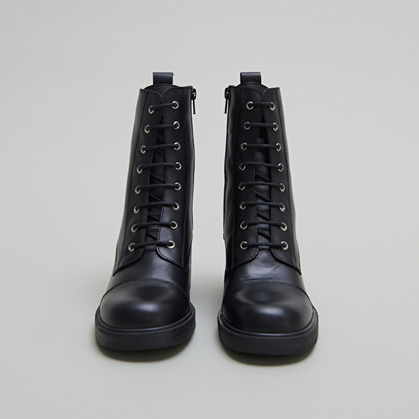 Bottines à lacets et élastiques arrières... in black leather | PANAME