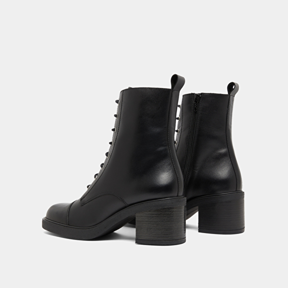 Bottines à lacets et élastiques arrières... in black leather | PANAME