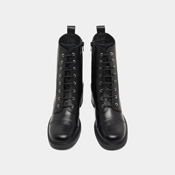 Bottines à lacets et élastiques arrières... in black leather | PANAME
