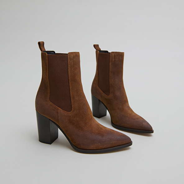 Bottines &agrave; talons et &eacute;lastiques in cognac laminated suede | PEPITA