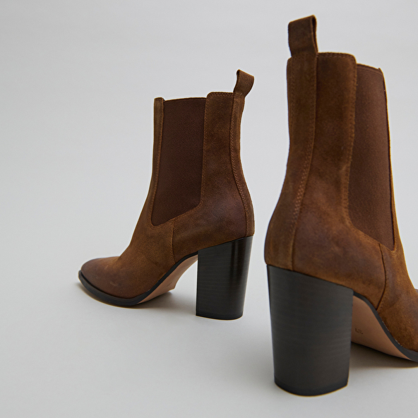 Bottines &agrave; talons et &eacute;lastiques in cognac laminated suede | PEPITA