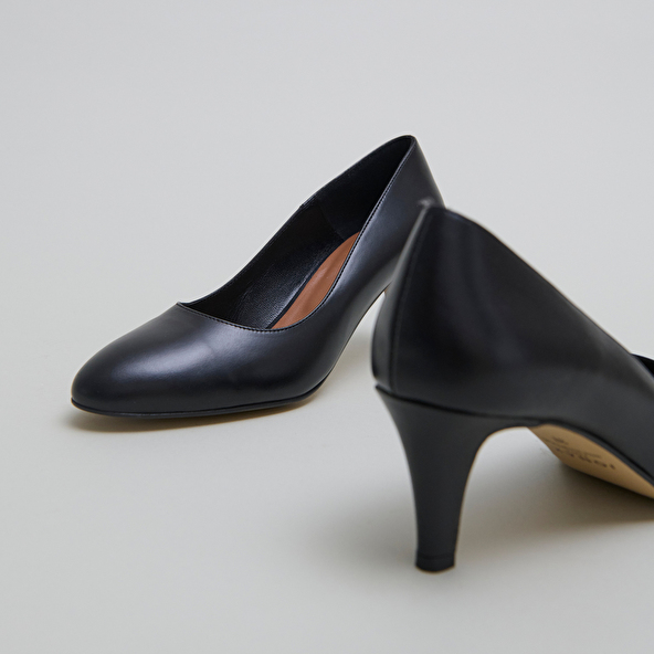 Escarpins &agrave; bouts arrondis in black leather | VELIA