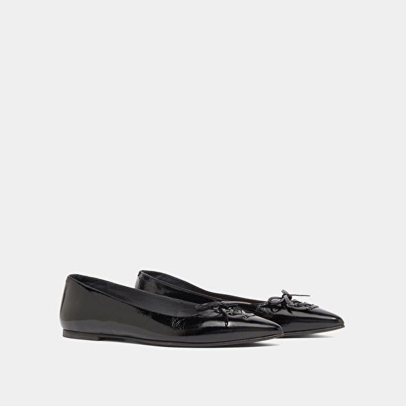 Ballerines lacées à bouts pointus in black shiny leather | DAMY