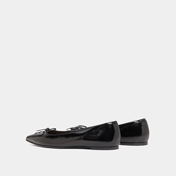 Ballerines lacées à bouts pointus in black shiny leather | DAMY