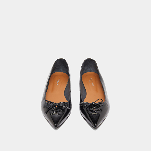 Ballerines lacées à bouts pointus in black shiny leather | DAMY