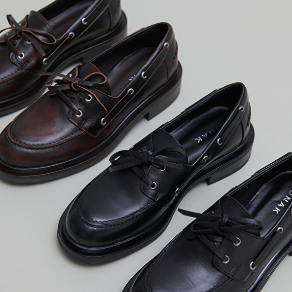 Derbies &agrave; lacets &eacute;pais in black leather | PAOLO
