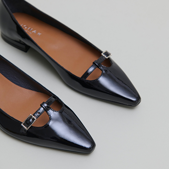 Ballerines à bouts pointus et boucles aj... in black patent | dante