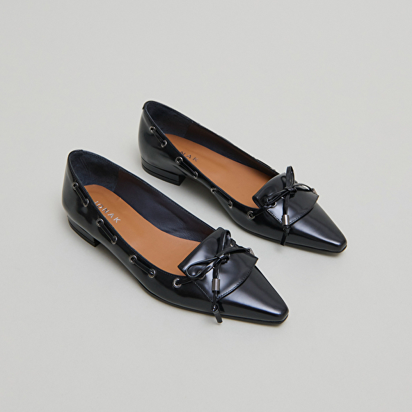 Ballerines à lacets in black glazed leather | DYNAMO