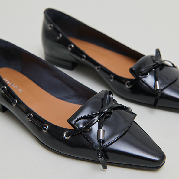 Ballerines à lacets in black glazed leather | DYNAMO