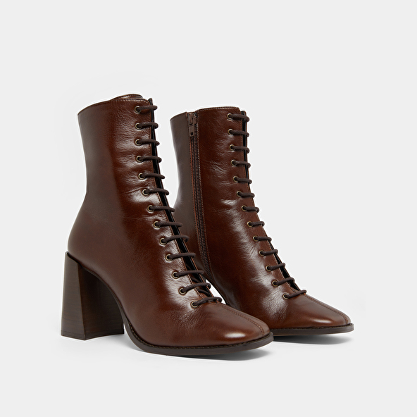 Bottines à talons lacées in brown distressed leather | VANDELLE