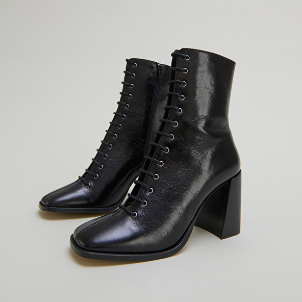 Bottines à talons lacées in black distressed leather | VANDELLE