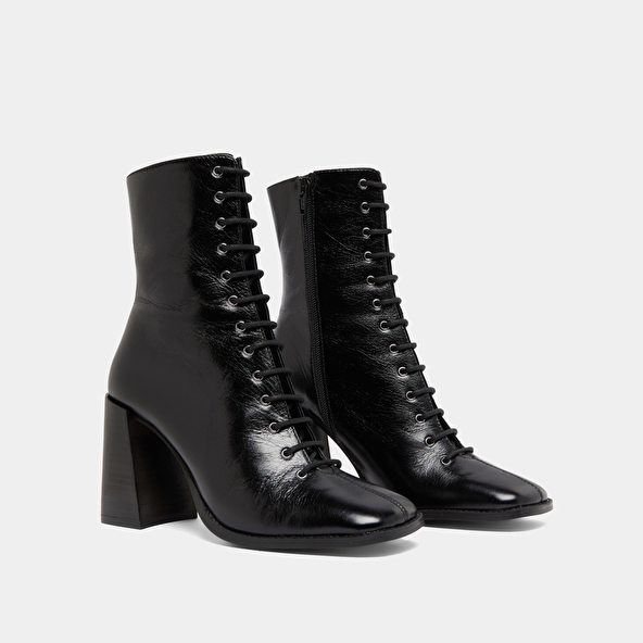 Bottines à talons lacées in black distressed leather | VANDELLE