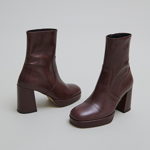 Heeled ankle boots with square toes en cuir marron foncé | VESNA
