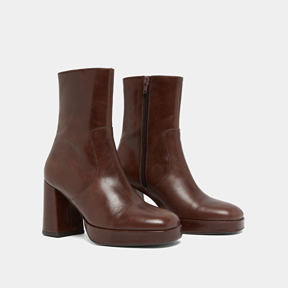 Heeled ankle boots with square toes en cuir marron foncé | VESNA