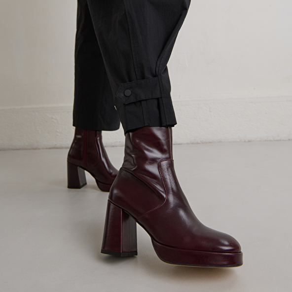 Heeled ankle boots with square toes in burgundy leather | VESNA