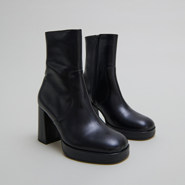 Heeled ankle boots with square toes in black leather | VESNA