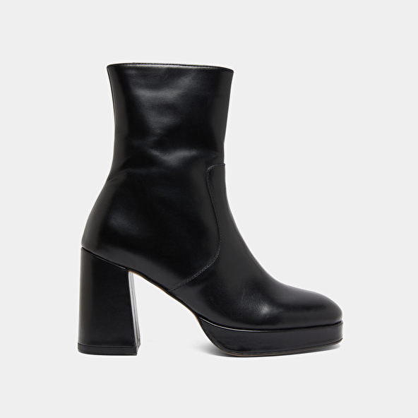 Heeled ankle boots with square toes in black leather | VESNA