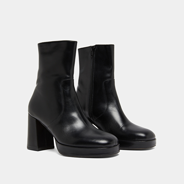 Heeled ankle boots with square toes in black leather | VESNA