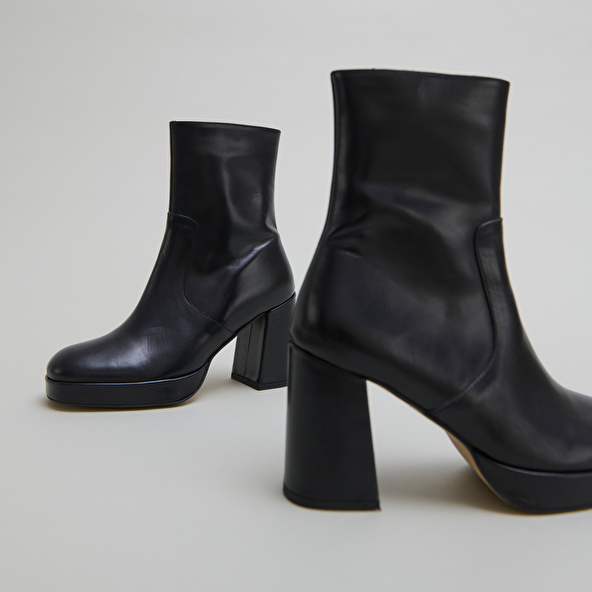 Heeled ankle boots with square toes in black leather | VESNA