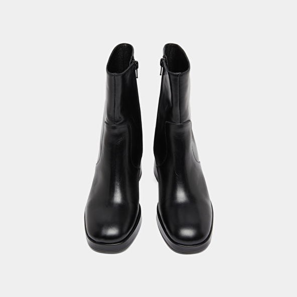Heeled ankle boots with square toes in black leather | VESNA