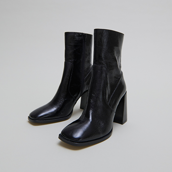 Heeled ankle boots with square toes in black shiny leather | VIDAL