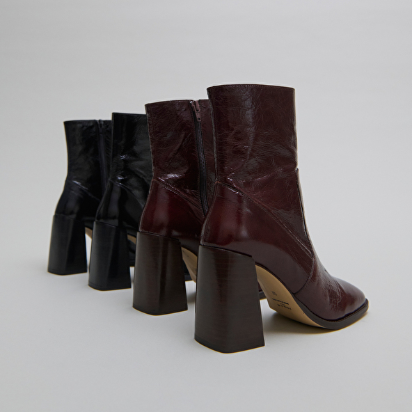 Heeled ankle boots with square toes in black shiny leather | VIDAL