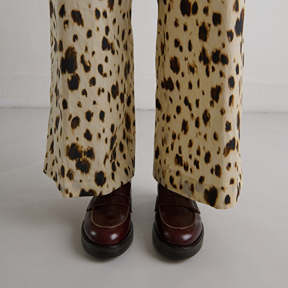 Round-toed loafers in brown leather | MIRNA