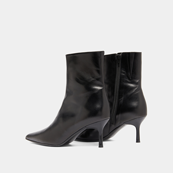Pointed-toe ankle boots in black leather | DIEM