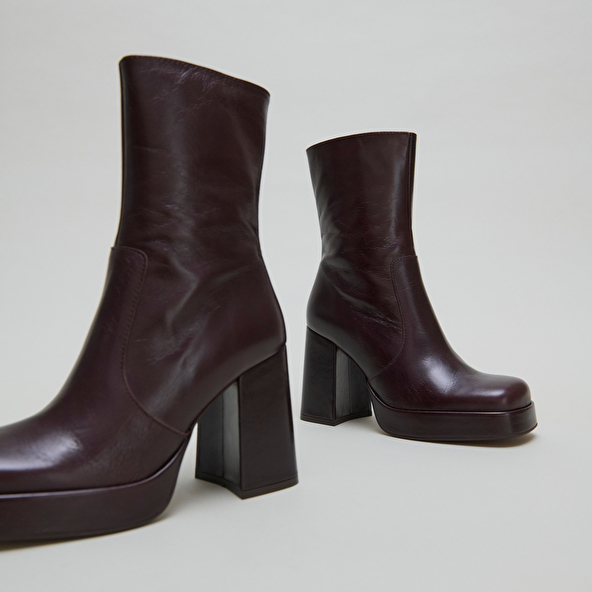 Heeled ankle boots with square toes in chocolate distressed leather | BEN