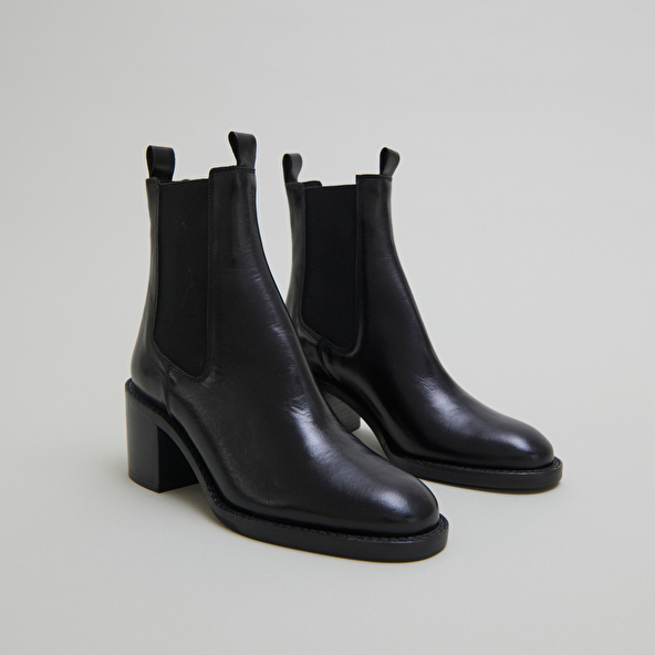 Bottines à talons et élastiques in black leather | BERTILLE