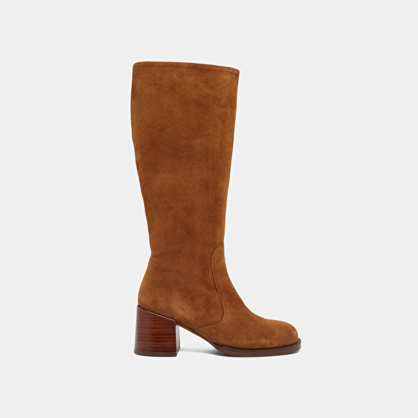 Bottes à talons et bouts arrondis in cognac suede | BIENVENUE