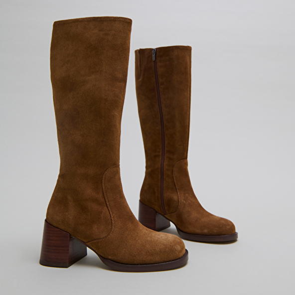 Bottes à talons et bouts arrondis in cognac suede | BIENVENUE