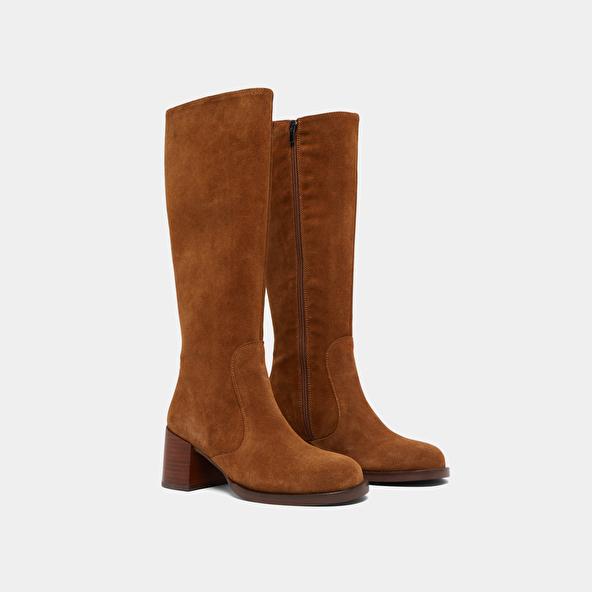 Bottes à talons et bouts arrondis in cognac suede | BIENVENUE