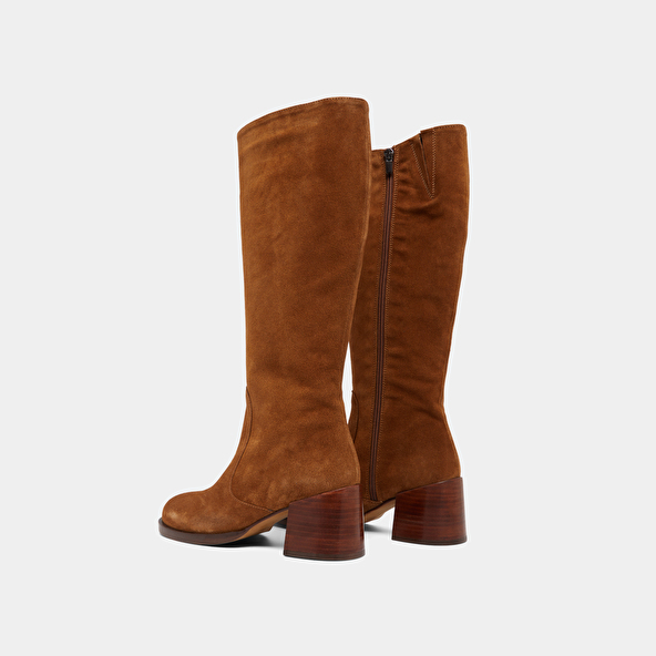 Bottes à talons et bouts arrondis in cognac suede | BIENVENUE
