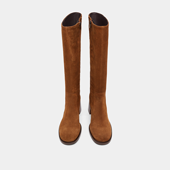 Bottes à talons et bouts arrondis in cognac suede | BIENVENUE