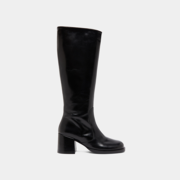 Boots with heels and rounded toes in black leather | BIENVENUE