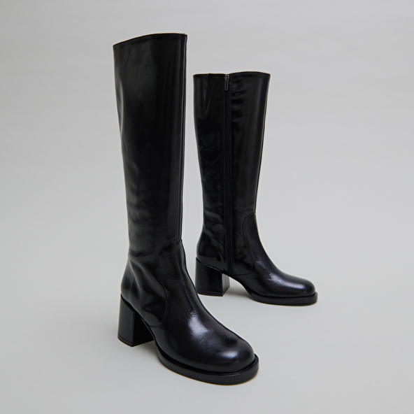 Boots with heels and rounded toes in black leather | BIENVENUE