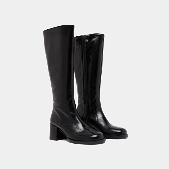 Boots with heels and rounded toes in black leather | BIENVENUE