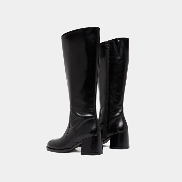 Boots with heels and rounded toes in black leather | BIENVENUE