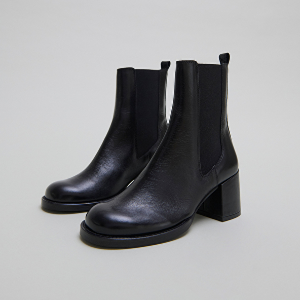 Boots à talons et élastiques in black distressed leather | BIENVUE